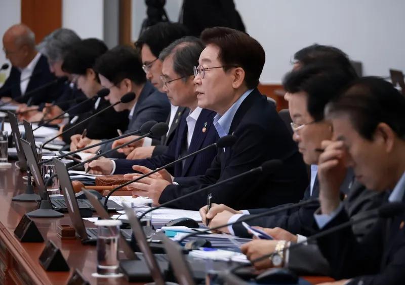 我觉得，韩国这个法律挺值得我们学习的。据韩联社28日报道，韩国政府计划下调未成年