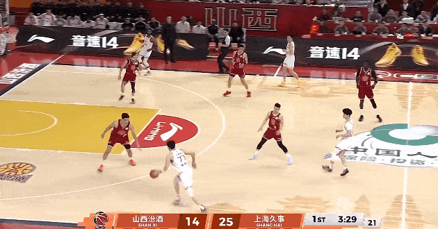 山西男篮这防守简直是千疮百孔，您就说张镇麟过葛昭宝这突破吧，简直就跟过“锥形桶”