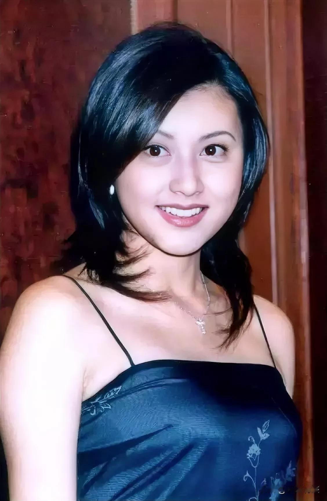 这是谁？有人认识吗？面若银盆，目若秋波，肤如凝脂，瘦而不才，大美人一个。还有她的