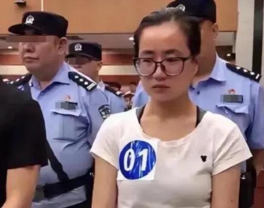 2019年，一所高校的硕士课堂上，警察带走了正在上课的杨春燕，老师上前询问是不是