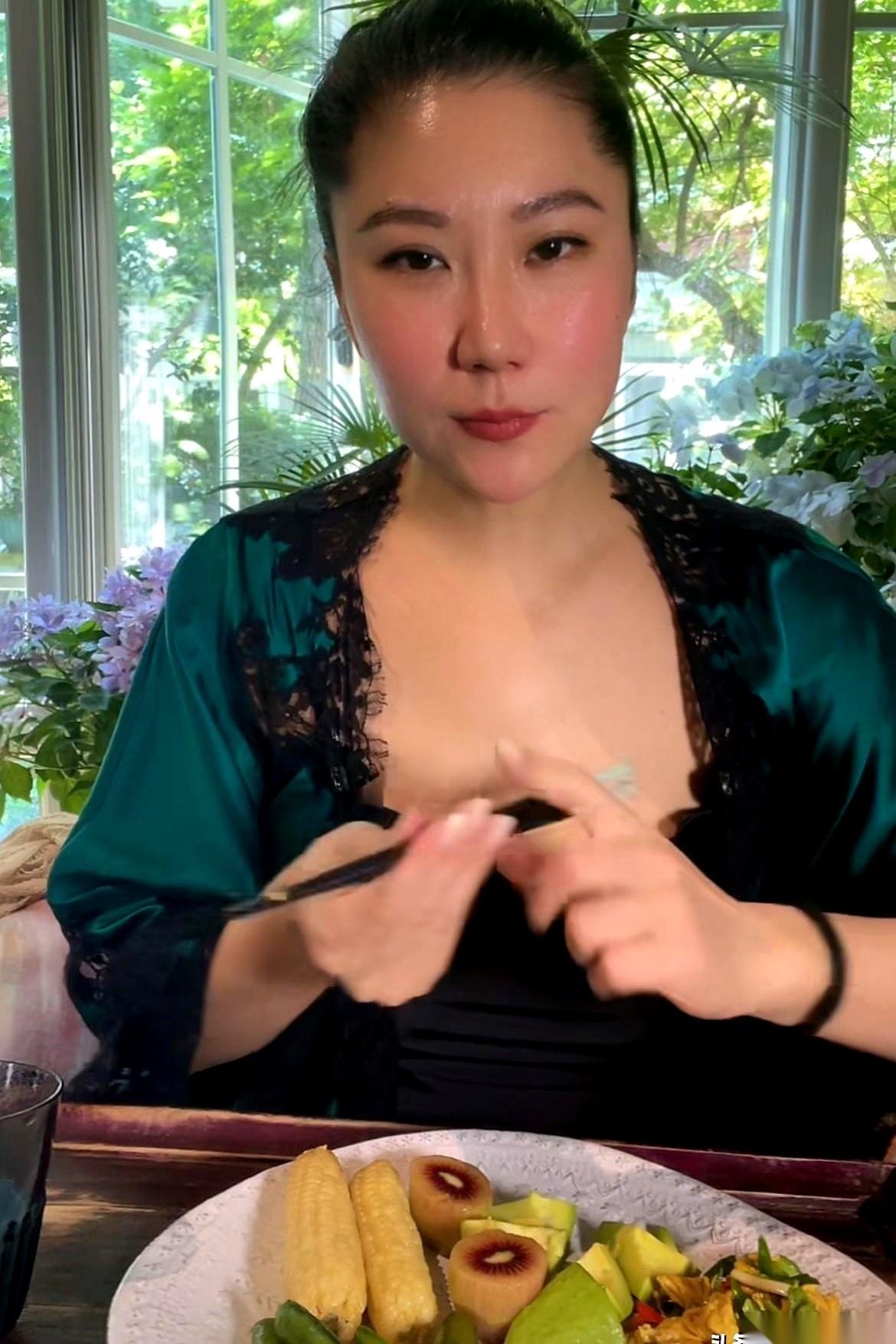 Coco的直播间，画风是突然变的。
前一秒，她还在慢悠悠地吃着健康餐，跟屏幕另一