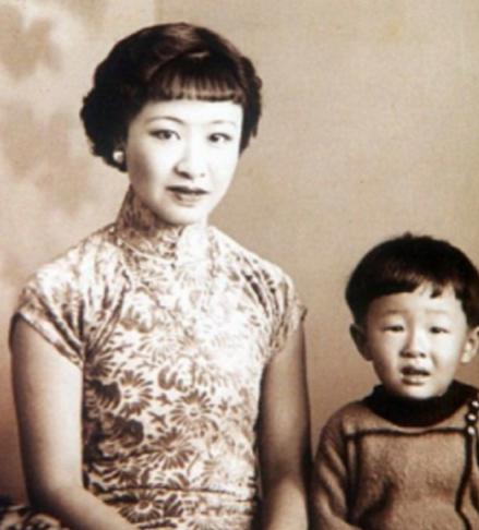 1955年，章士钊在北京菜市场闲逛，看到一卖卷烟的妇女，大吃一惊，连夜给毛主席写