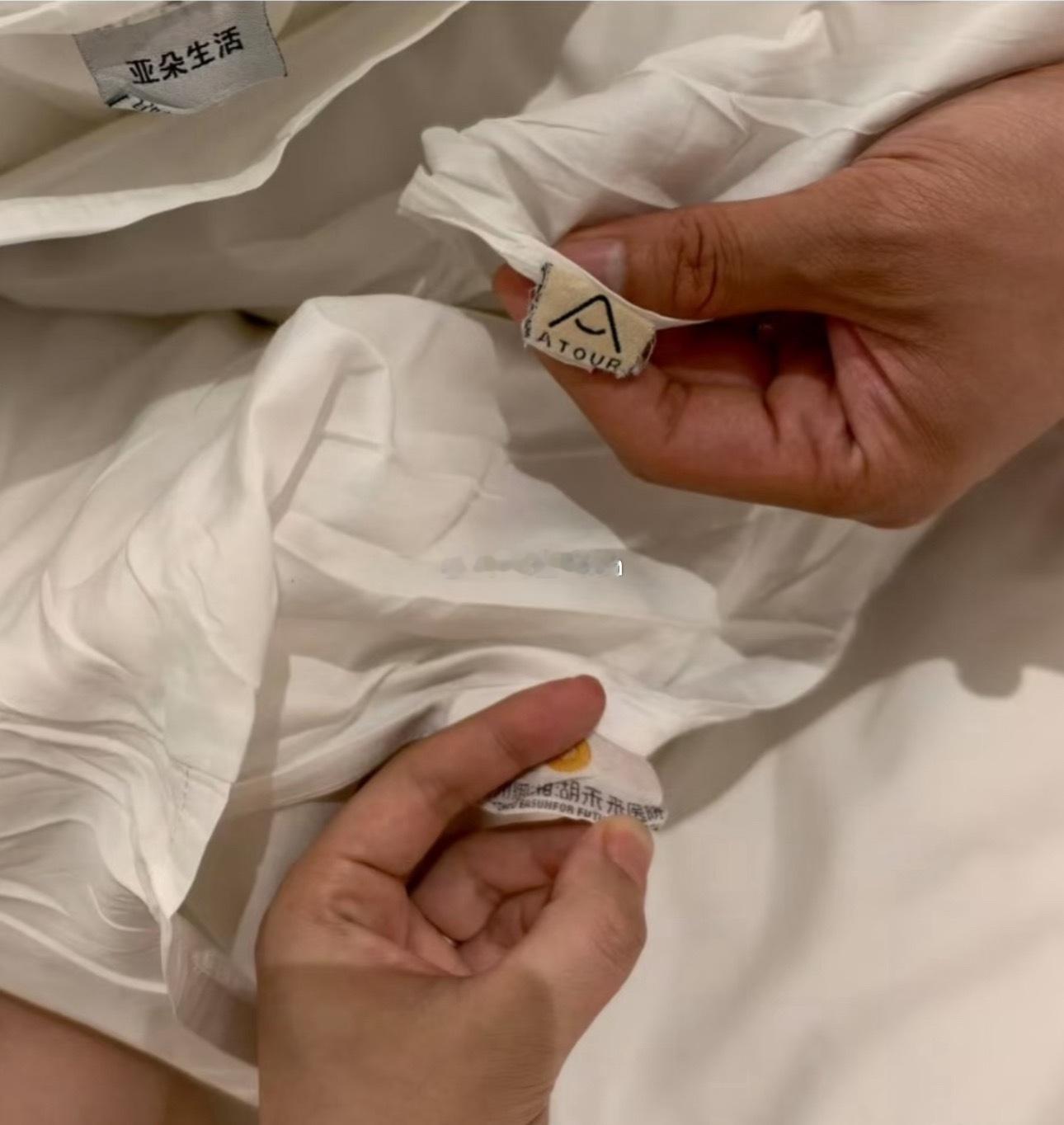 亚朵酒店被曝出现医院枕套用医院枕套确实挺膈应人的，但是很多酒店枕套会更脏！只要是