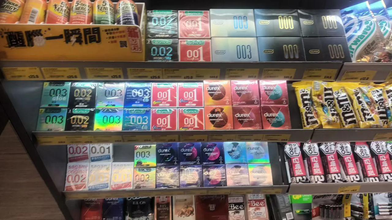 杜蕾斯比拼冈本，标榜超簿极感，摆放彻夜营业便利店收银机店员眼皮底下，一可以防盗取