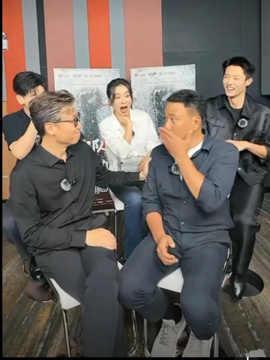 胡军和李乃文直播宣传《归队》，愣是整出段笑料来。
 
胡军聊着聊着嘴一快，蹦出句