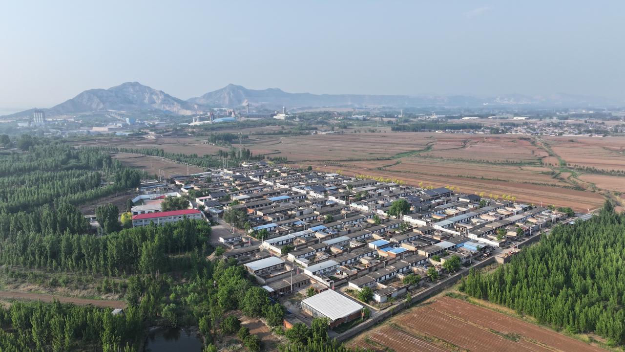 唐山市开平区双桥镇矿产被盗采土地变百米深坑，建筑垃圾工业废物侵蚀着居民生活

近
