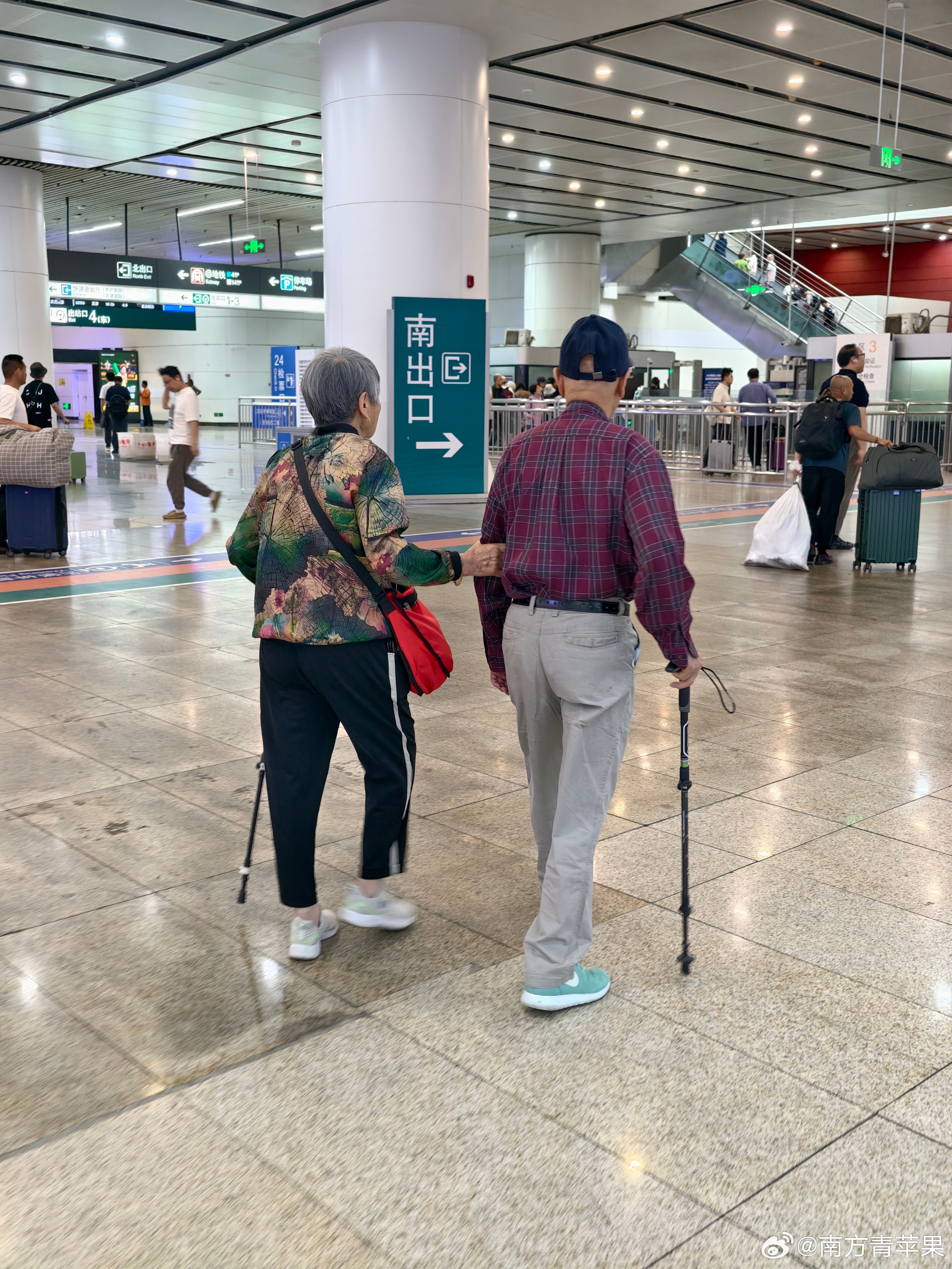 送我爸妈回宁波。这次我爸妈来北京很圆满，姑姑悉心姥姥姥爷日常安排，表姐暖心陪伴，