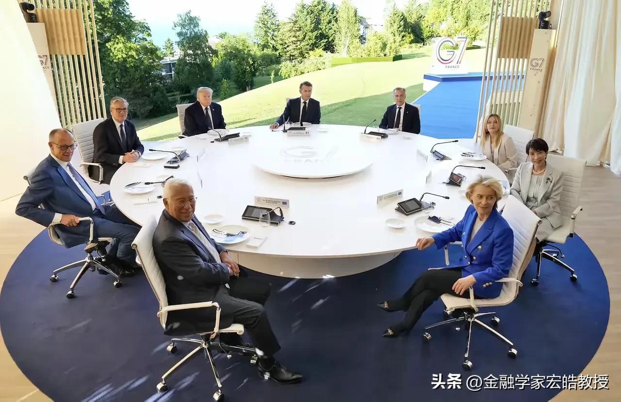看下图，G7峰会上，特朗普一脸严肃，全程明显无心参会。相比这场充满分歧的聚会，他