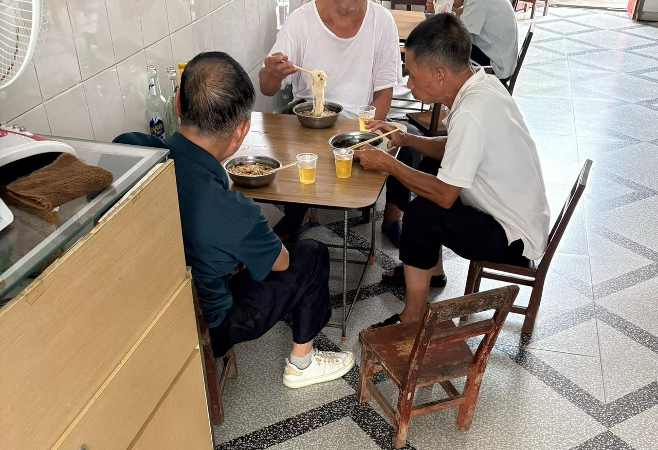 男人的快乐其实很简单！男人的快乐其实简单又廉价，当然这里说的廉价不是快乐本身，快