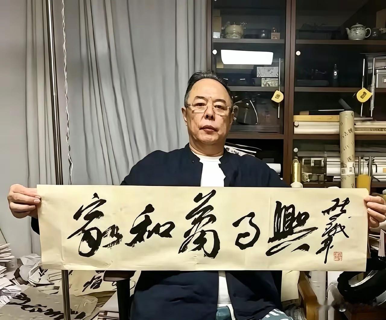 张铁林也开始卖字了张铁林比专业书法家还厉害吗?