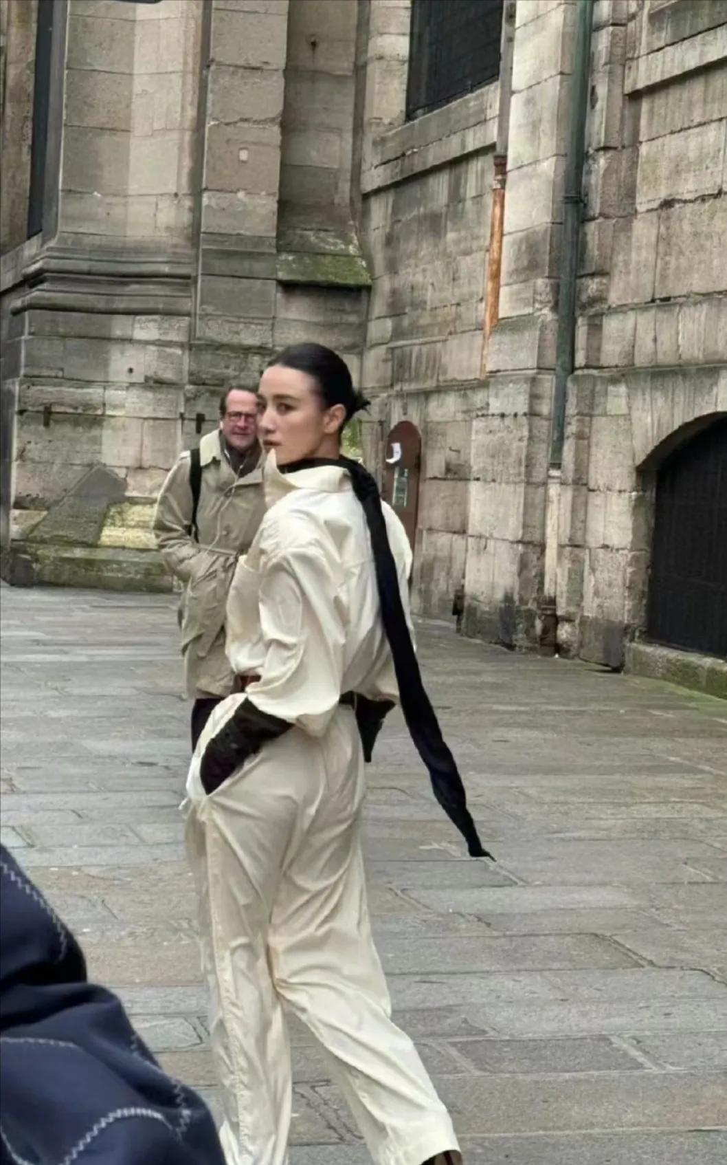 巴黎时装周宋佳看秀造型好酷好飒！越来越能get到宋佳的美了，现在对比很多年轻一代