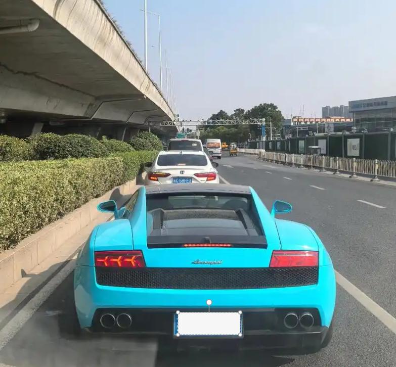 人到中年才发现，很多豪车根本没有什么实用价值，但真的很贵。
只可惜的是，我发现这