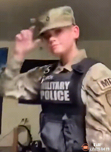 乌克兰战场上的美国女雇佣兵卸甲，是不是很飒爽！