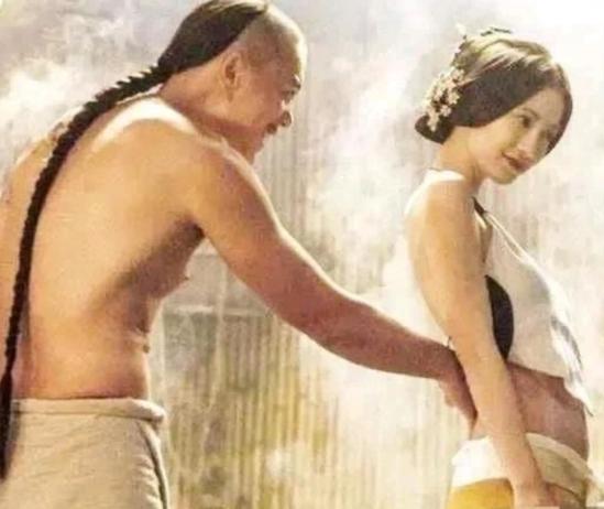 古代夫妻进行房事时，通房丫鬟必须守在一旁，看着主人做私密之事，难道她们就不尴尬吗