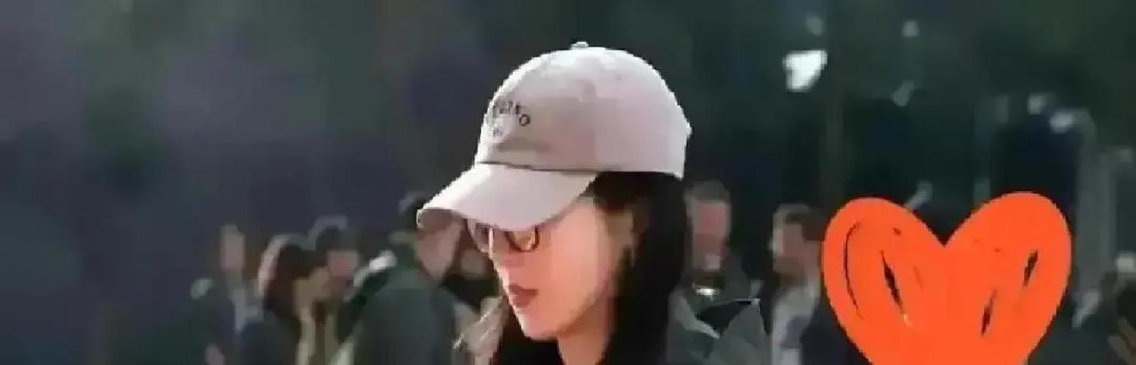 凌晨一点，杨紫被踢出剧组。
 
副导演一句“换人了”，女一号连夜打包。资方塞新人