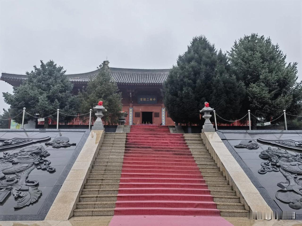 游览河北涿鹿黄帝城遗址文化旅游区——黄帝城景区有中华三祖堂称为一堂，殿内有黄帝、
