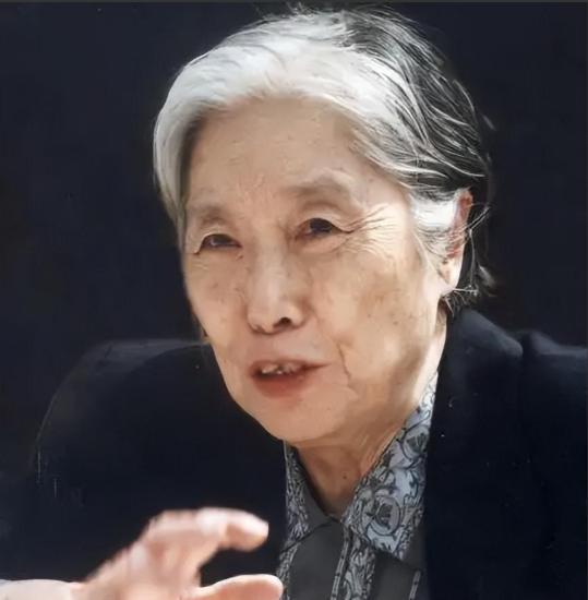 2006年，王光美因病去世。临终前，她突然向女儿刘亭抱拳作揖，虚弱地说：“女儿，