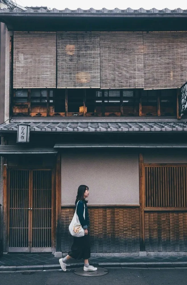 与其热闹着引人夺目，步步紧逼，不如趋向做一个人群之中真实自然的人，不张扬，不虚饰