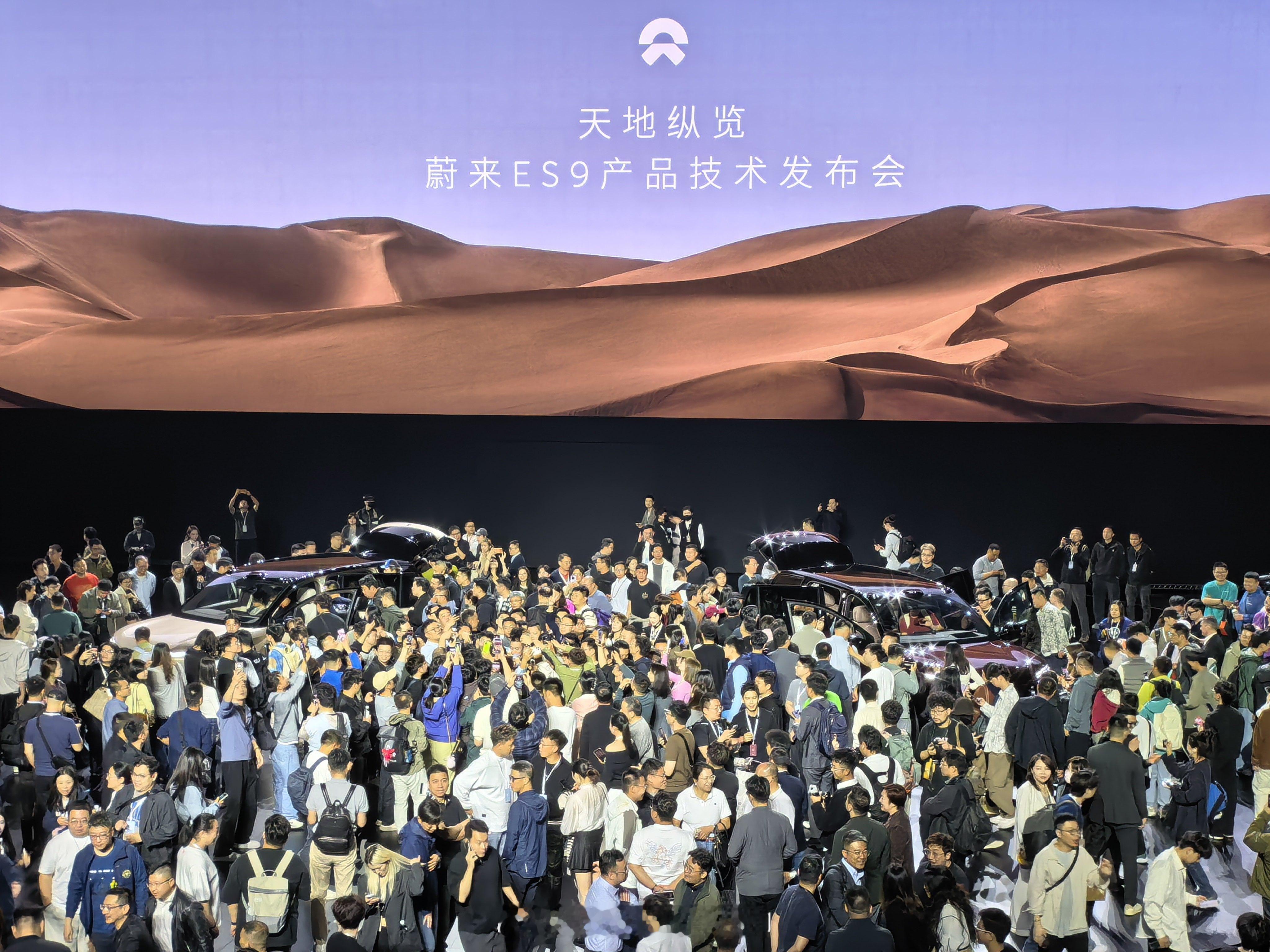 一张图说明李斌的受欢迎程度。其实，蔚来的每次发布会，拍李斌的都比拍车的人还要多。