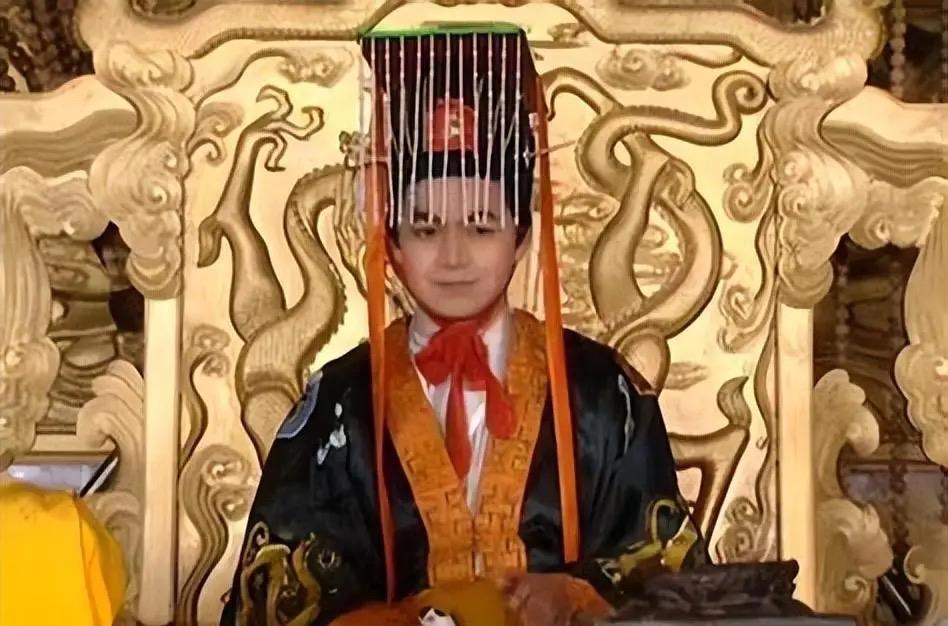 李重茂是宫廷权斗中最典型的“背景板”，作为李显的幼子，他被韦后推上皇位纯粹是为临