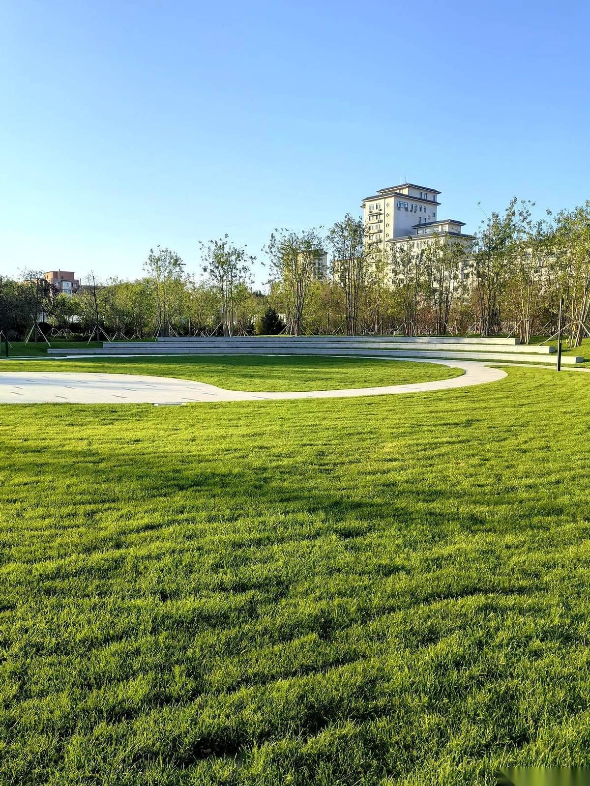 今天去社区医院，挂号的时候，收费大姐抬头跟我说，9块6。
我当时就愣了，下意识反