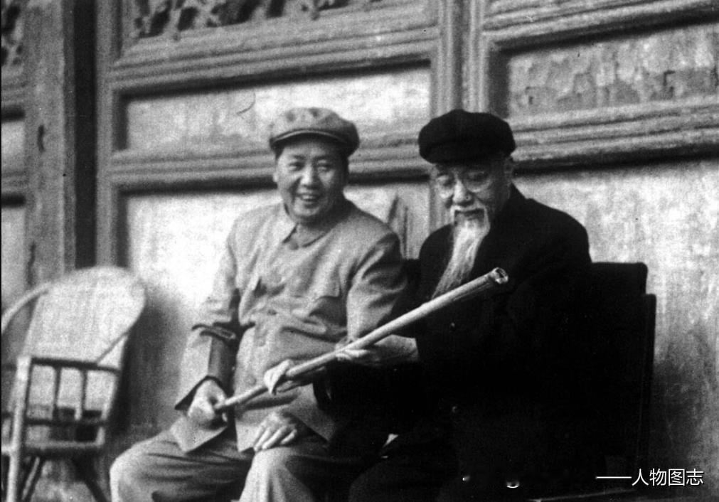 1954年4月20日毛主席与陈叔通参观设在故宫午门的历史博物馆出土文物展览后在城
