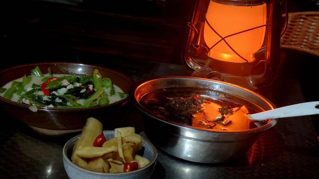 山中的夜晚，马灯相伴。
一份广东猪脚姜，椒丝腐乳通菜，配上自制酸辣萝卜皮。
人间