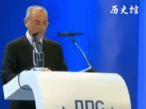 下面动图展示了2013年保加利亚土族权力与自由运动党党首艾哈迈德·多甘遭遇的惊险