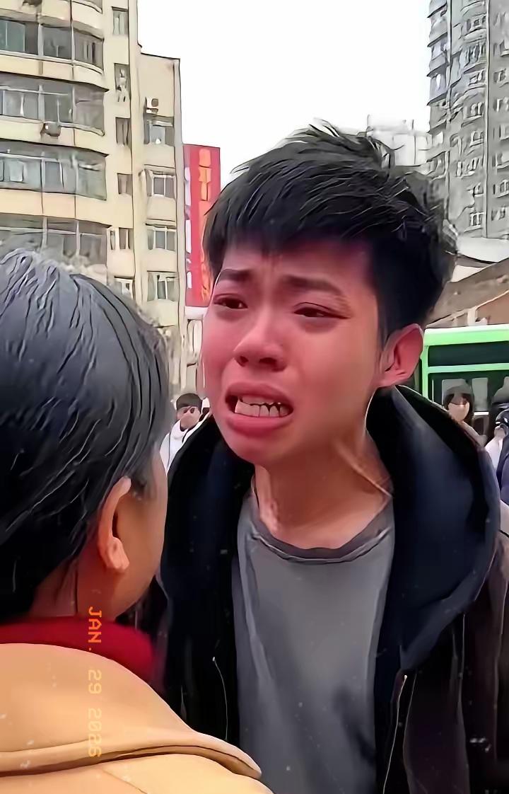 35万彩礼逼哭成年儿子，寒门的无奈，戳中多少普通人的心酸
 
人间的冷暖，往往藏