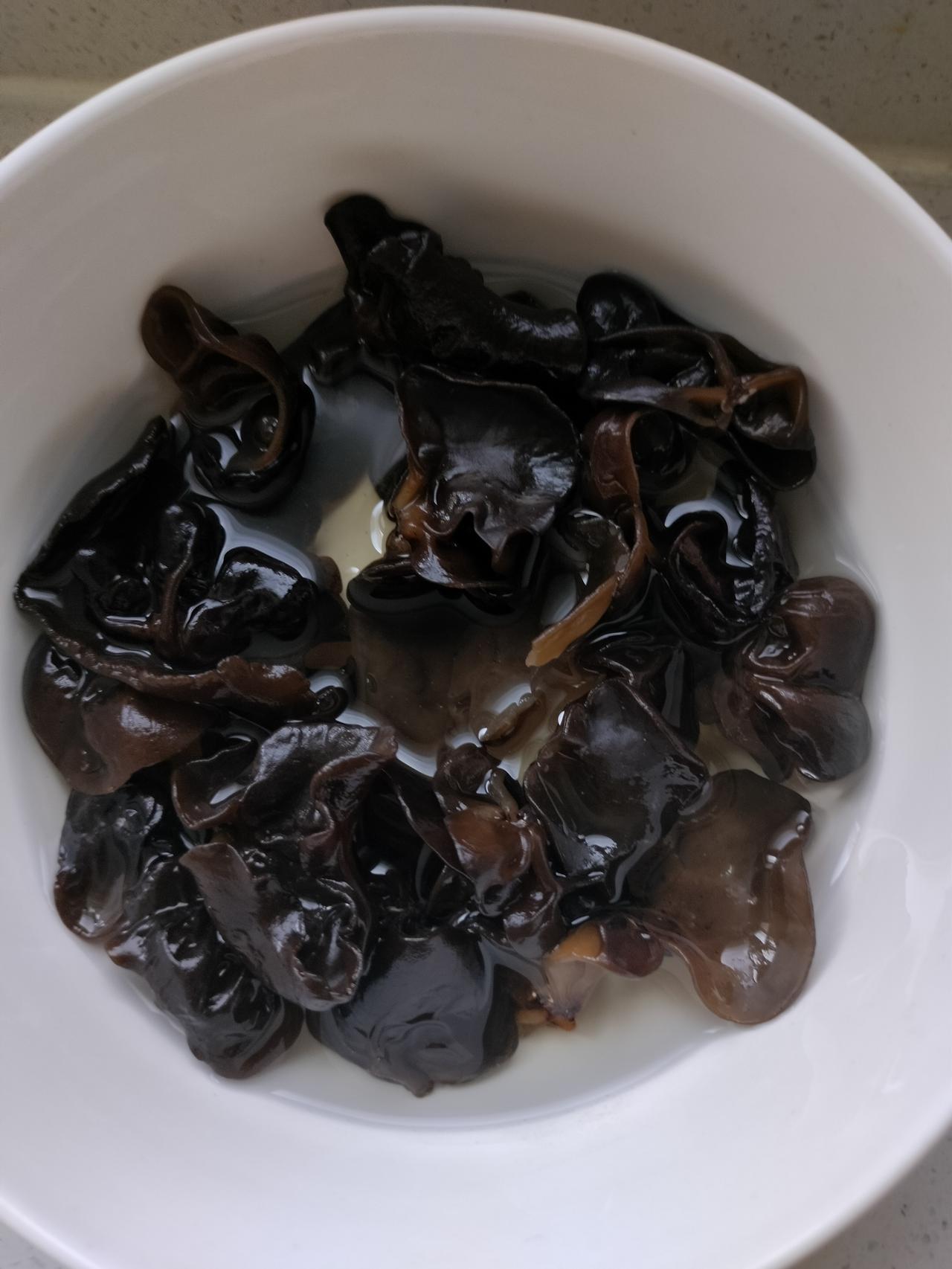 说心里话，木耳真是挺神奇的，不管是哪个品种的木耳，看来泡发以后，都比原来要大好多
