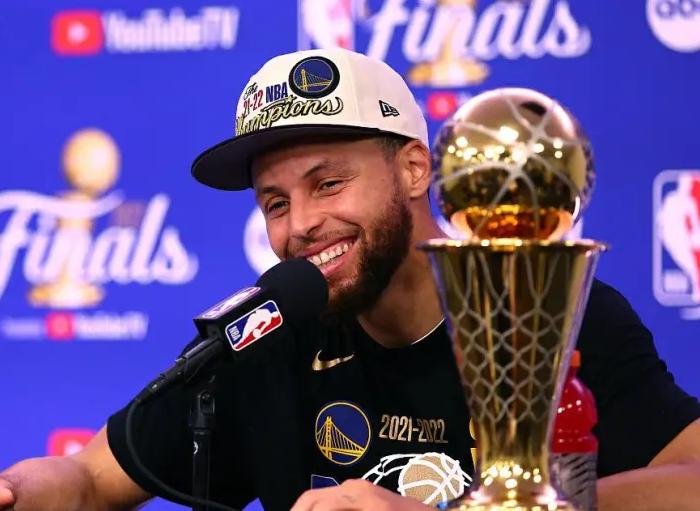 NBA各项奖项和最佳阵容已经全部出炉：
季中赛MVP——詹姆斯
MVP——约基奇