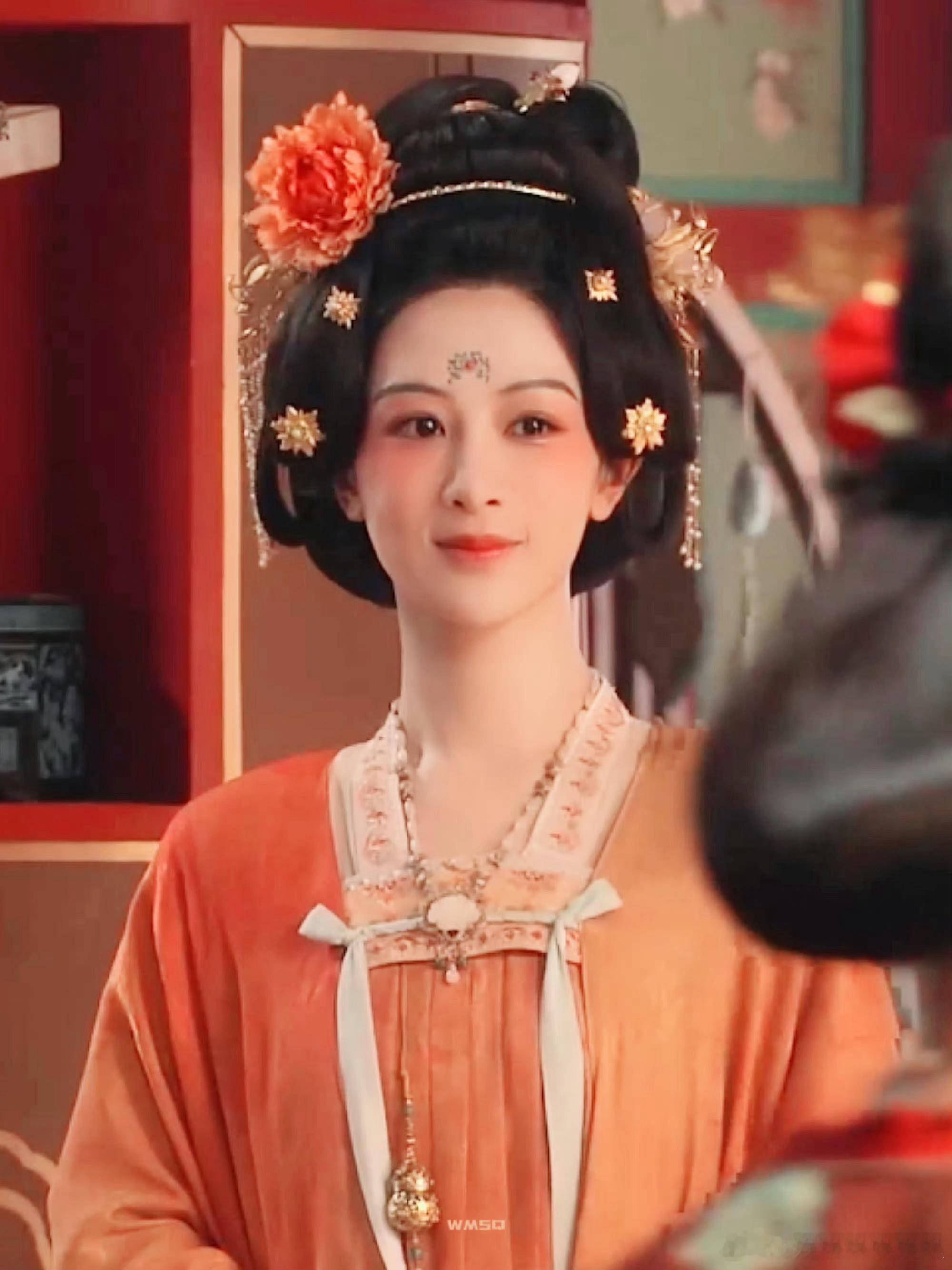 真的感觉《国色芳华》里杨紫的妆造要比《长相思》好太多了 ​​​