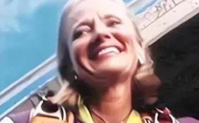 1999年，美国一名金融女高管在4400米高空跳伞时，突然发现自己的伞包打不开了