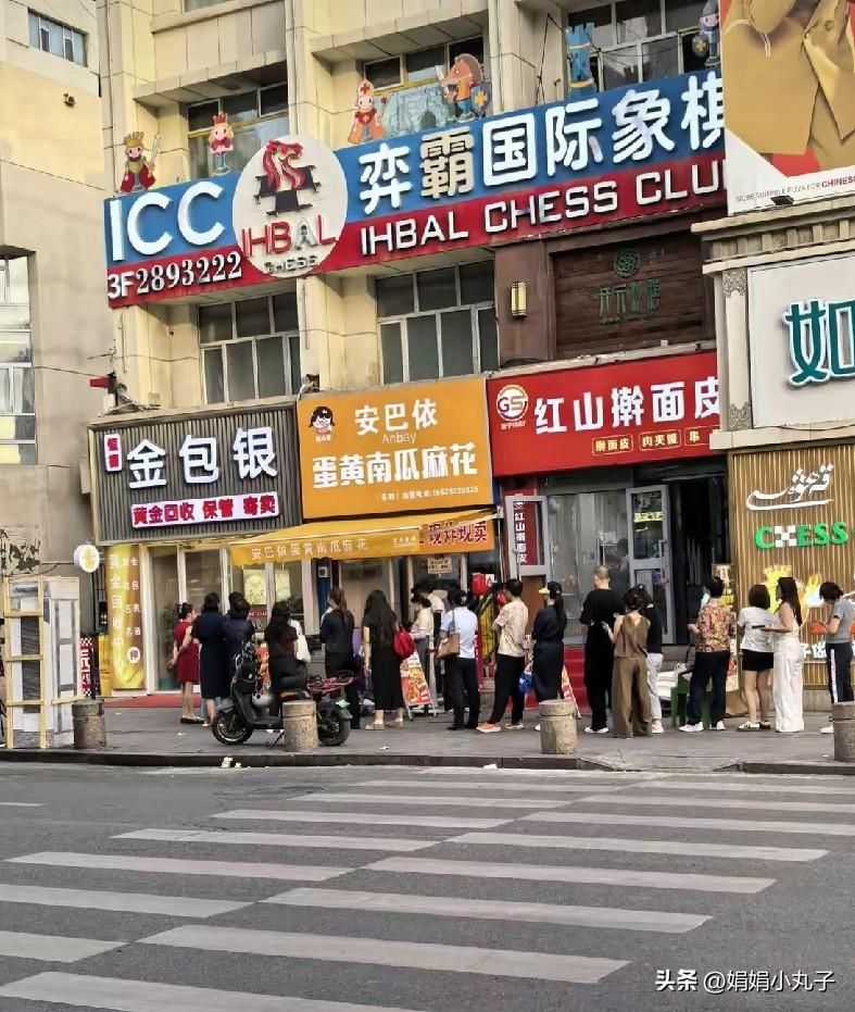 最近走在乌鲁木齐街头，大街小巷好多摊位、街边小店，全都新上了南瓜小麻花，吃过的街