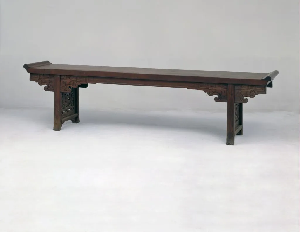 铁梨木雕螭纹翘头案