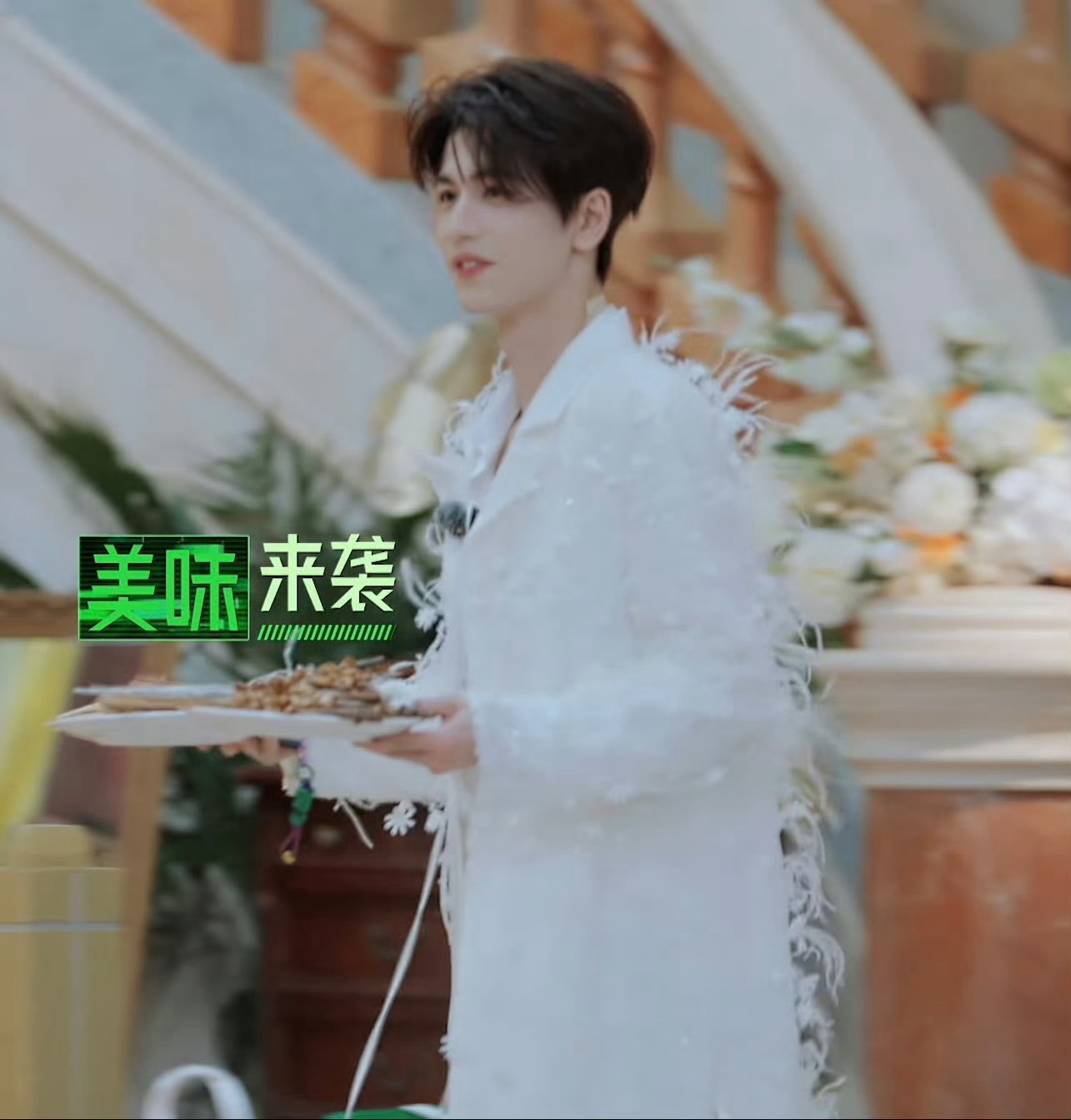 馋的小兔牙先出来了 