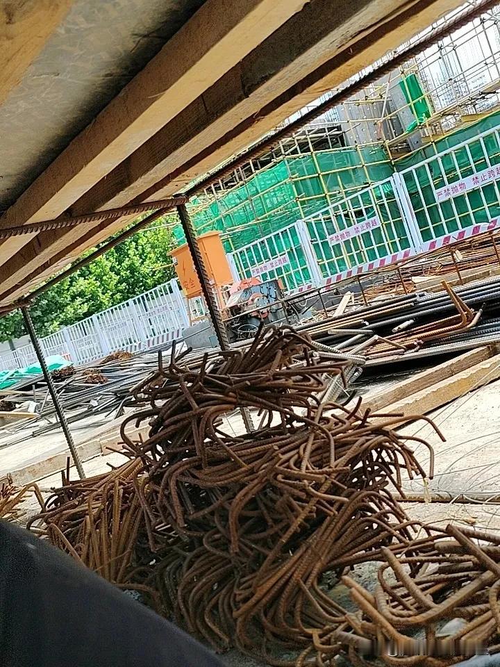 干钢筋工在工地记住，老板安排的本职活踏实干完，别私自额外揽多余活儿。

工友临时