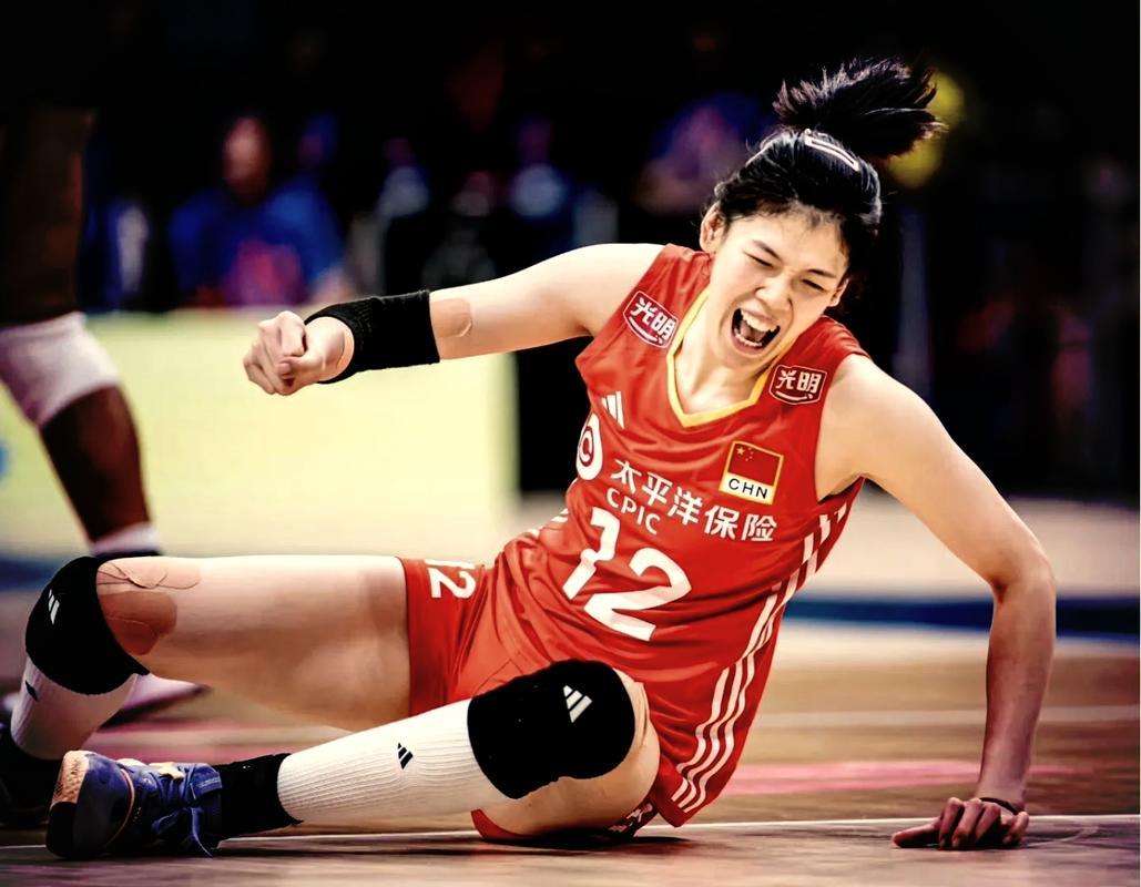 《中国女排的双面人生》
女排低谷与运动员的双面人生
中国女排的低谷，不只是一段成