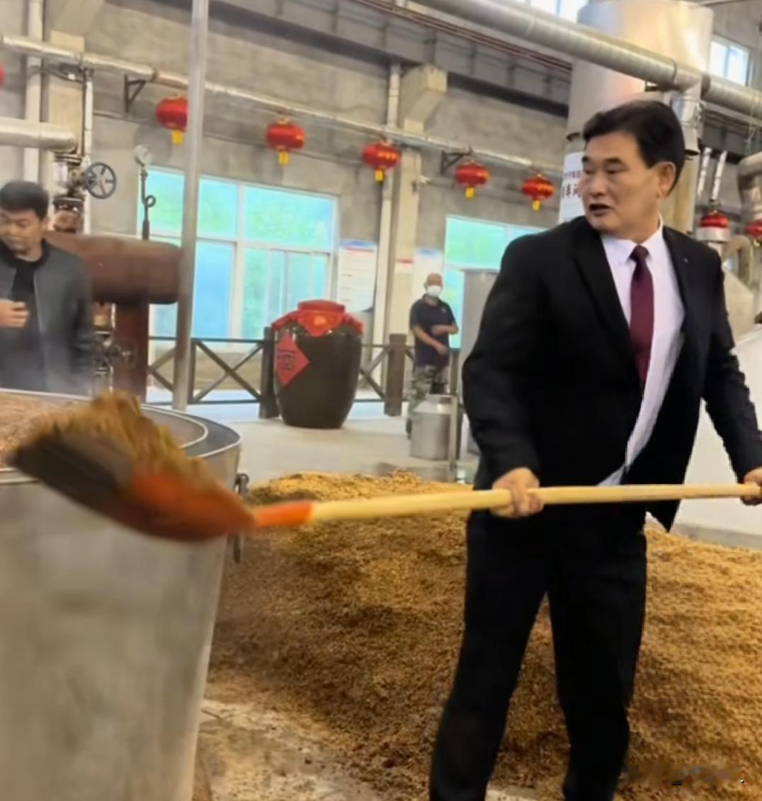 朱之文一点干活的样子都没有，谁家正常人穿着西服干活？不管你是演戏也好，还是拍视频