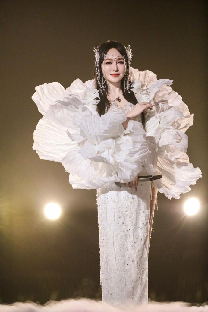 #萨顶顶神婆##萨顶顶柯镇恶#想不到萨顶顶在舞台下竟然如此可爱，让人对她又多了一
