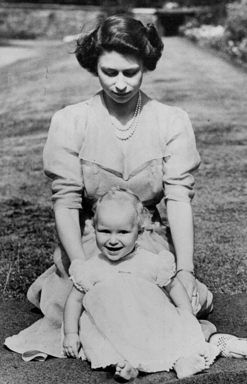 英国王室[超话]  7️⃣4️⃣年前的今天1951年8月9日，爱丁堡公爵夫妇在伦