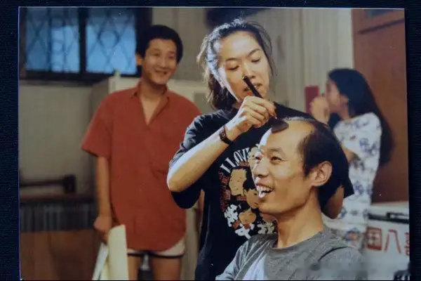 老照片  【1993年葛优正在做《我爱我家》纪春生的秃顶造型】葛优友情出演我爱我