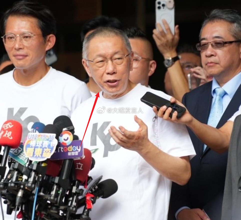 出狱后的柯文哲，脸变了图1图2是去年9月8日刚刚被释放出来，脸上干巴巴的、有点枯