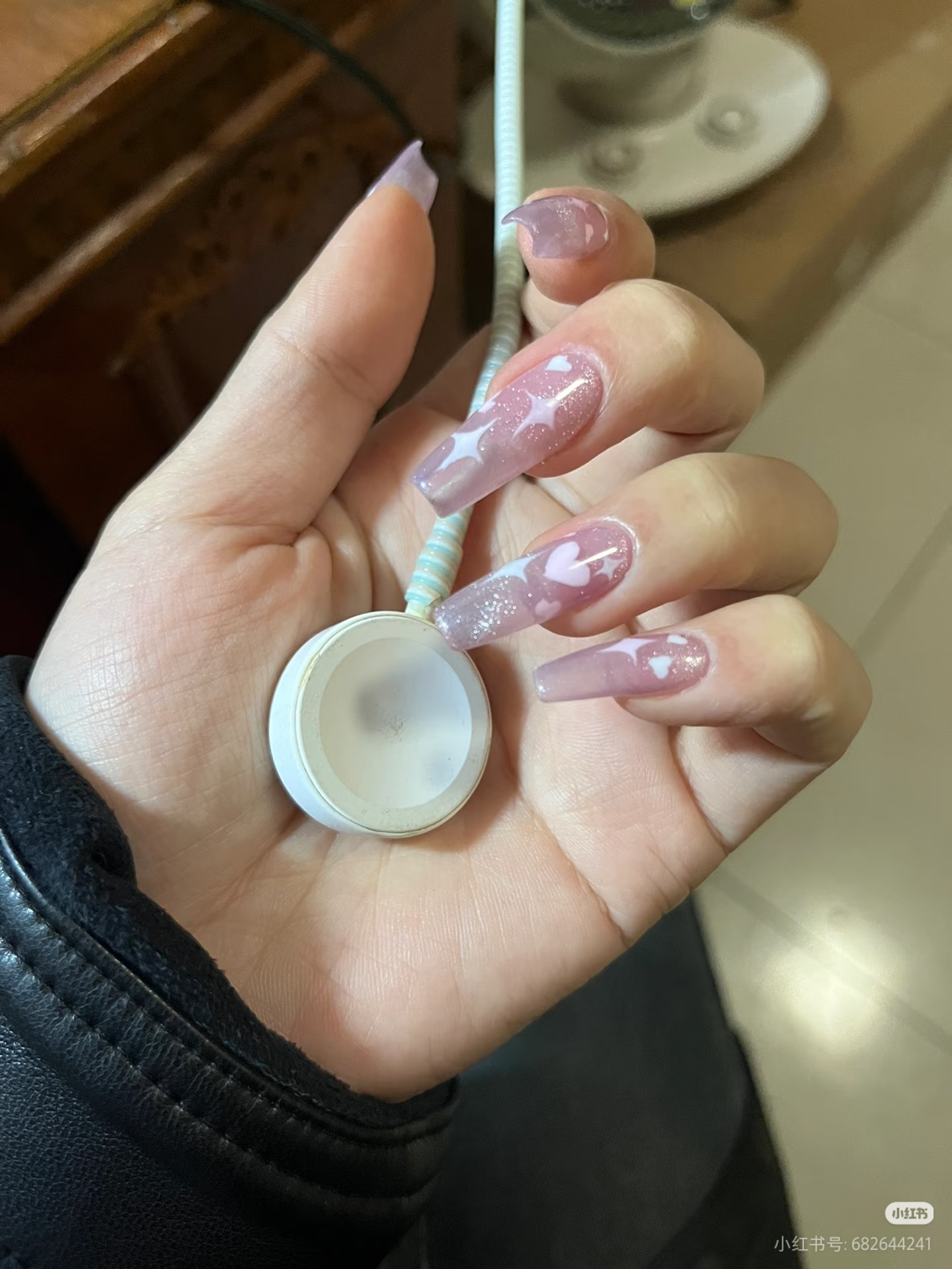 AppleWatch充电器成美甲神器还可以这么玩，邪修! 利用其内置磁铁制作“猫