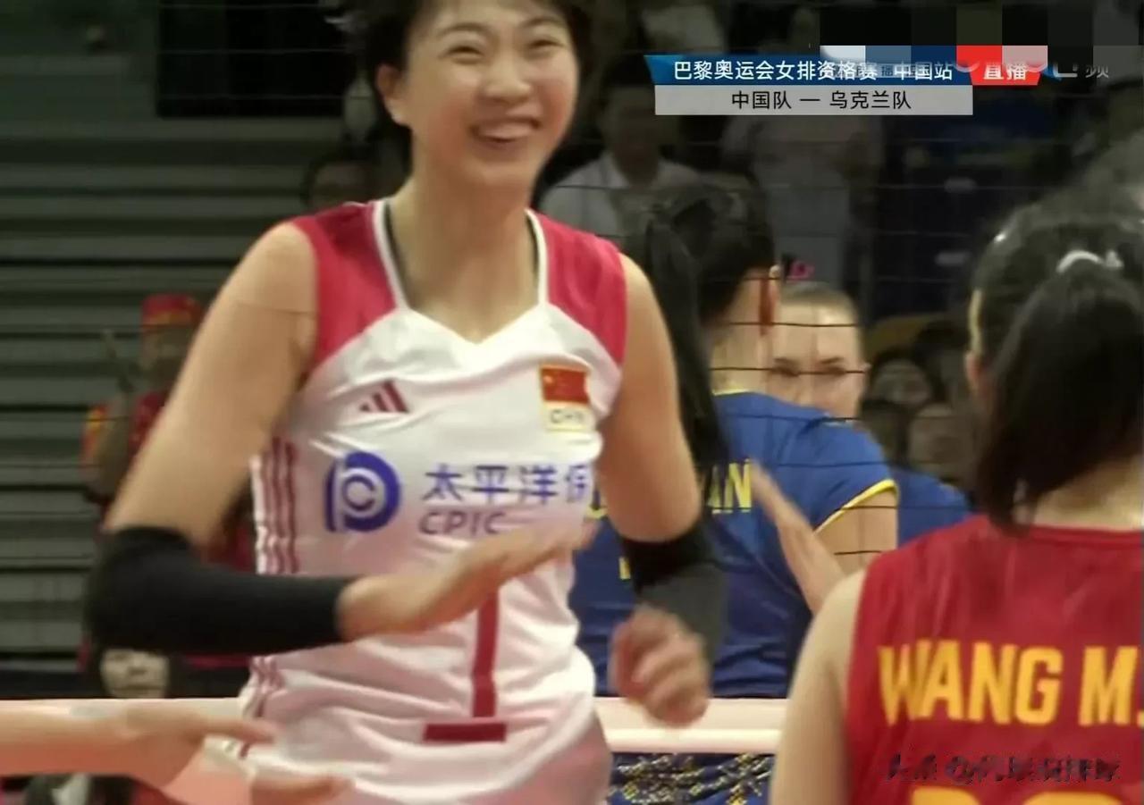女排奥预赛
中国对阵乌克兰
第二局，中国队25：18取胜。
比赛前半段中国队一度