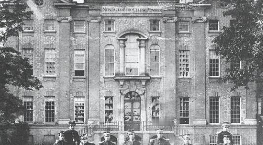 在中国共产党历史展览馆里，经常有观众在一个展柜前驻足许久，啧啧感叹“原来大名鼎鼎