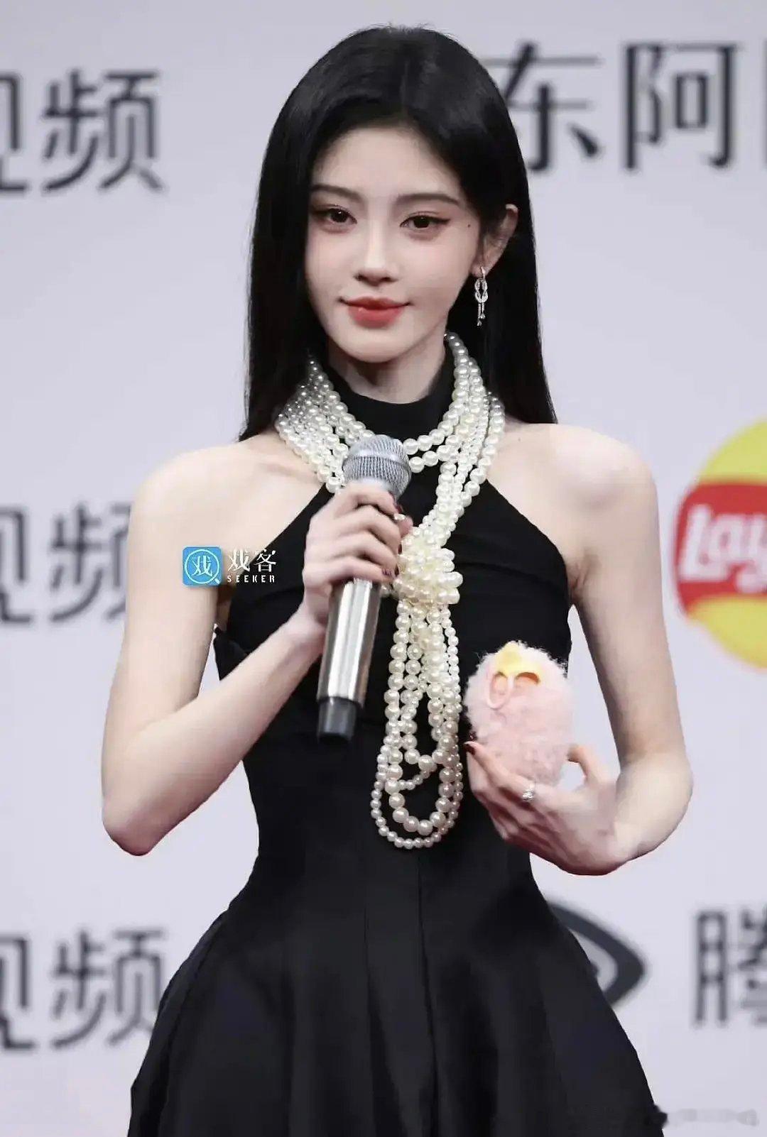 这是孔雪儿吗😨，怎么和鞠姐越来越像了 