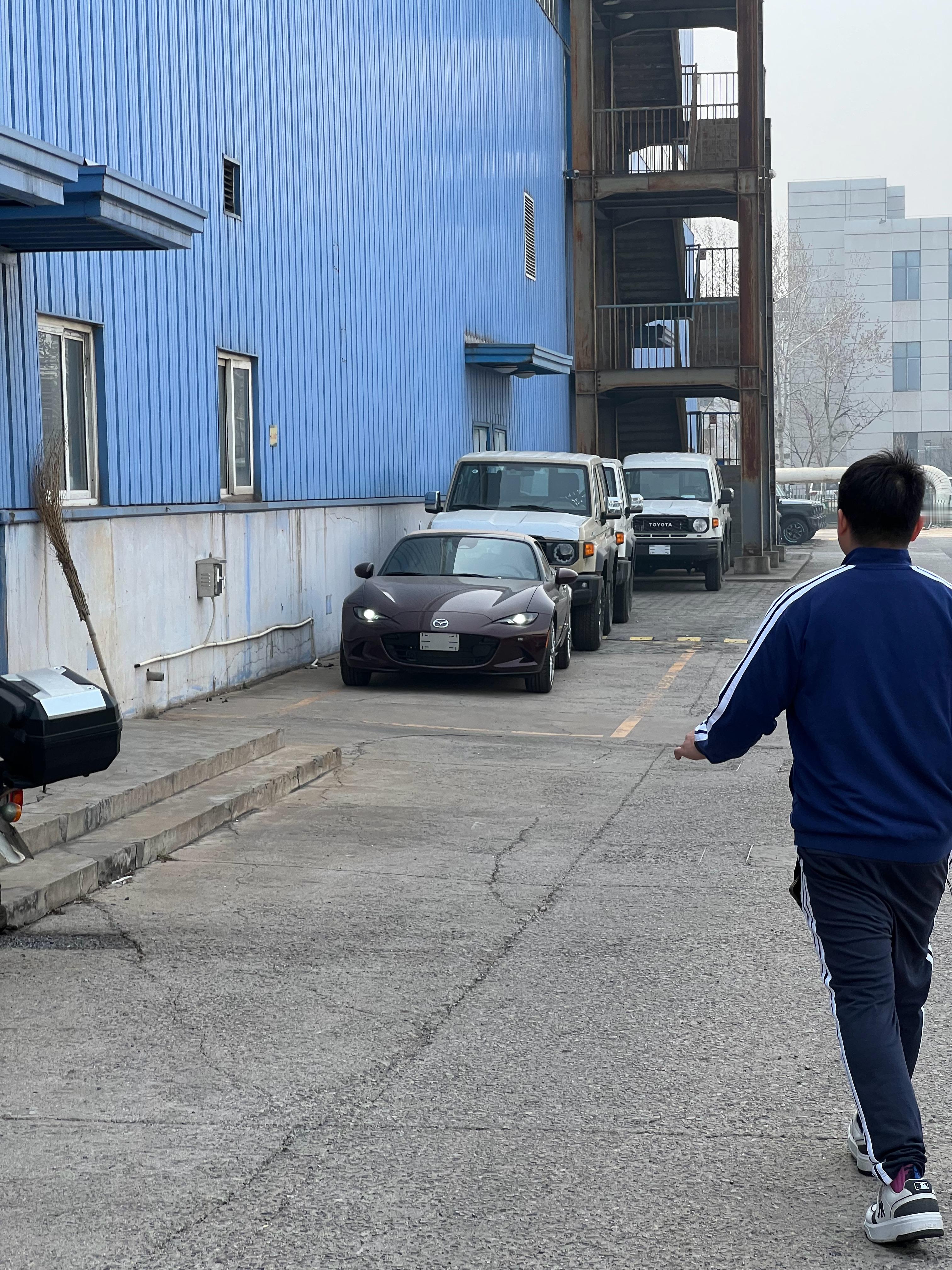 再来验台车看看能不能把这台35周年给推出去这配色其实挺有味道的耐看 相信我，我真