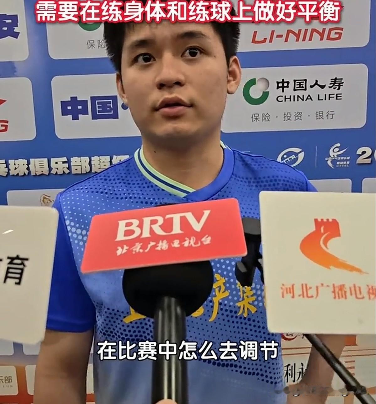 小石头好有趣啊，以为采访结束，准备快点“溜了”。没想到有记者“眼疾嘴快”说：还有
