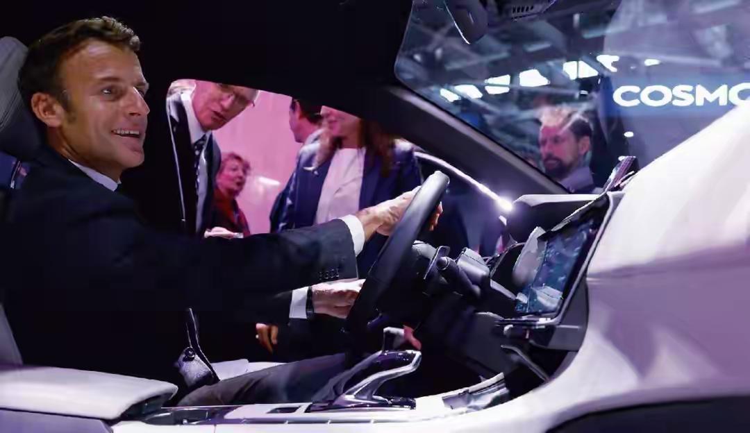 很多人以为马克龙访华时的频频示好，能让中欧关系迎来一段平稳期。
毕竟当时中方给出